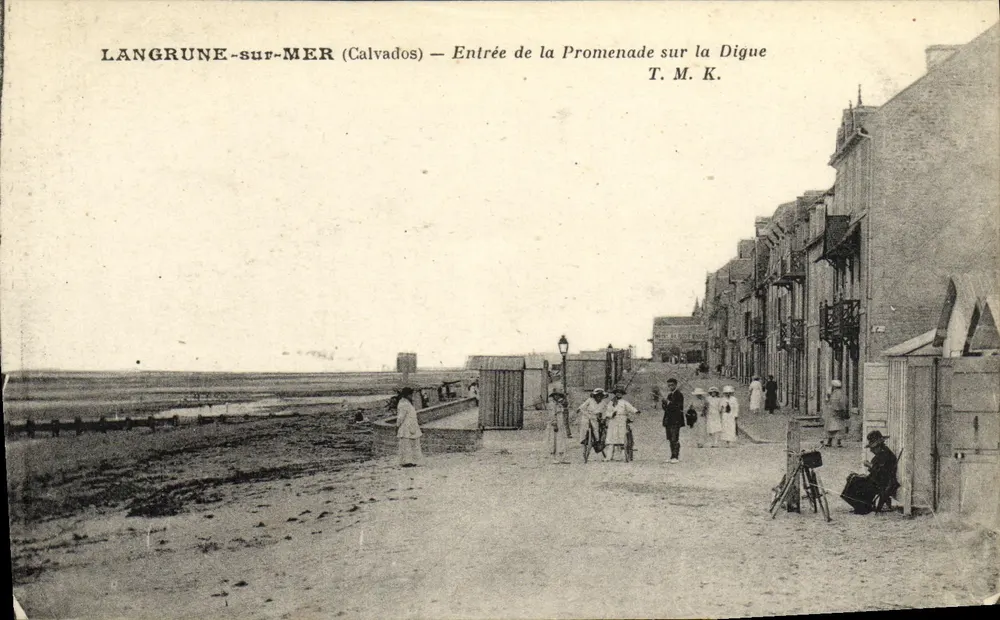 Langrune-sur-Mer (Calvados) — Eingang zur Promenade am Damm — T.M.K. - Vorderseite