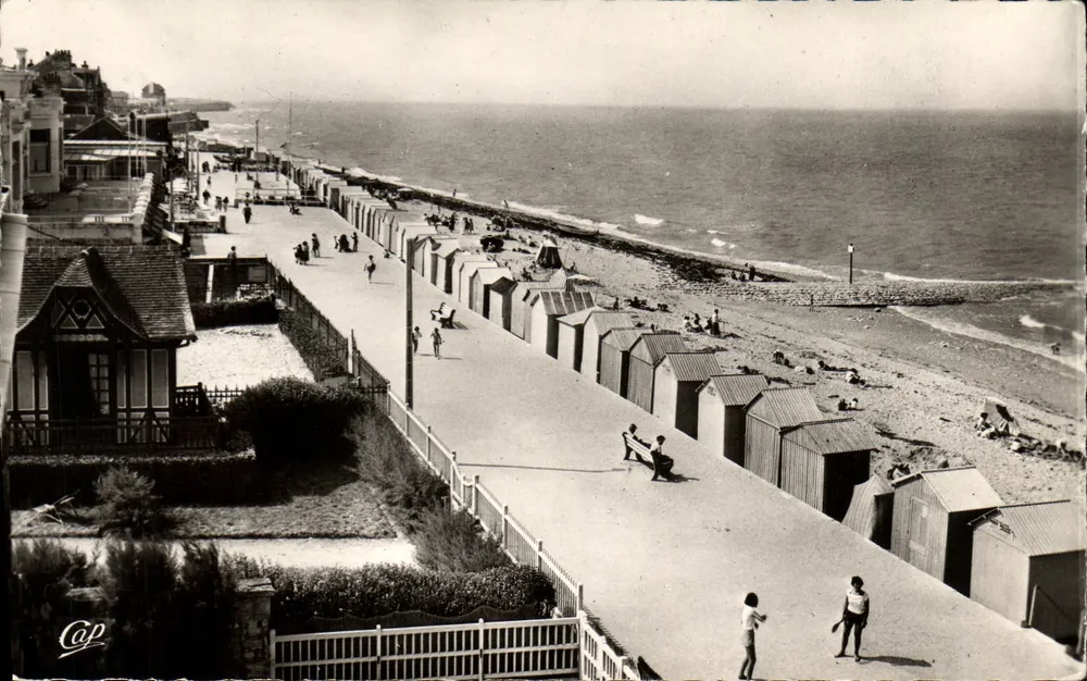 LION-sur-MER - A Praia e a Digue — Cap, Paris - Frente