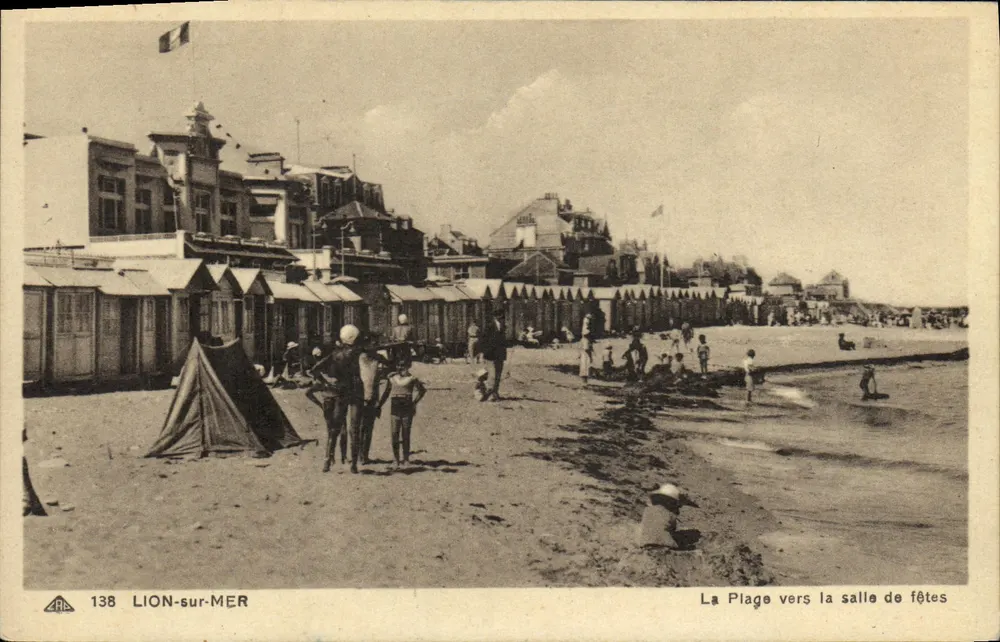 Lion-sur-Mer — Die Strandpromenade zum Saal — Antike Ansichtskarte n°138, Verlag Arts Photographiques - Vorderseite