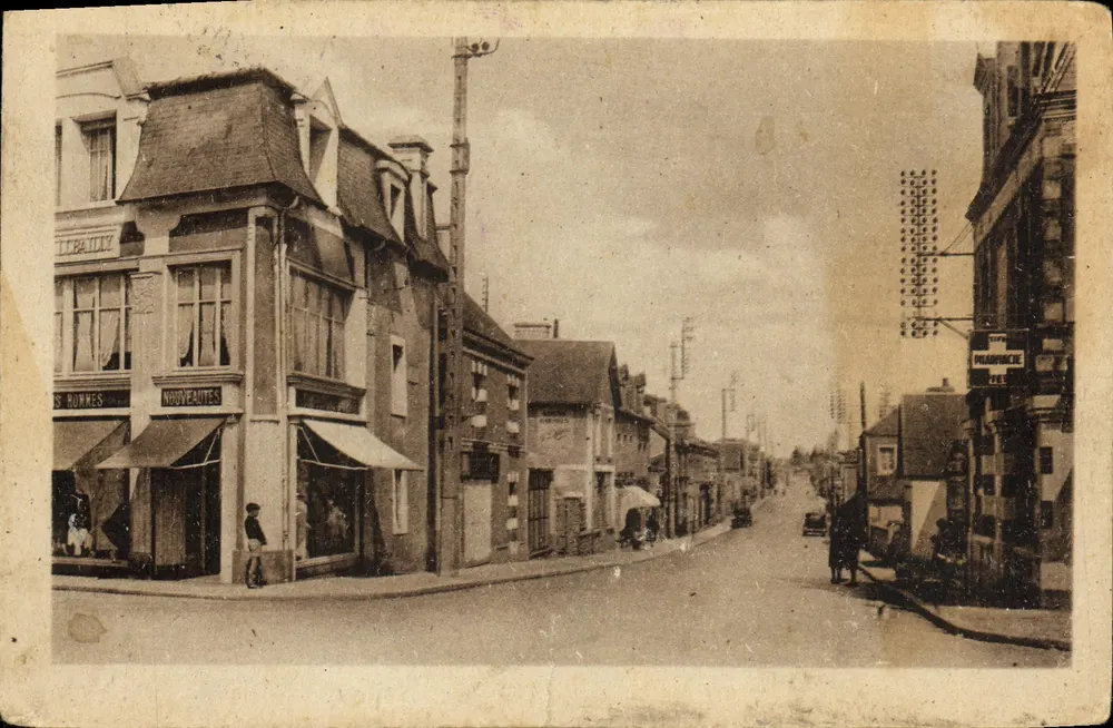 Rua da Liberdade em Fains-lès-Mâcon — vista da rua com livraria e farmácia — Edição Mease Photo Poppé - Frente
