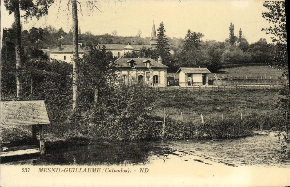 Mesnil-Guillaume (Calvados) — vista do vilarejo com igreja e curso d'água — editor ND, n° 237 - Frente