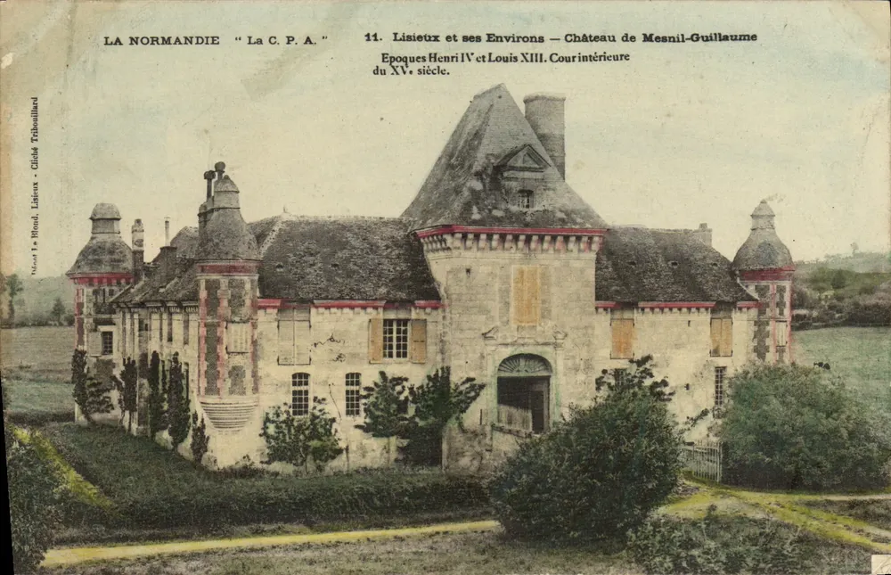Lisieux und seine Umgebung — Schloss Mesnil-Guillaume — Epochen Heinrich IV und Ludwig XIII, Innenhof des 15. Jahrhunderts - Vorderseite