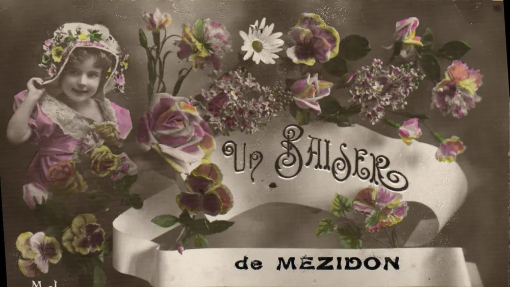 Menina em vestido rosa e chapéu florido — Um Salser de Mézidon - Frente