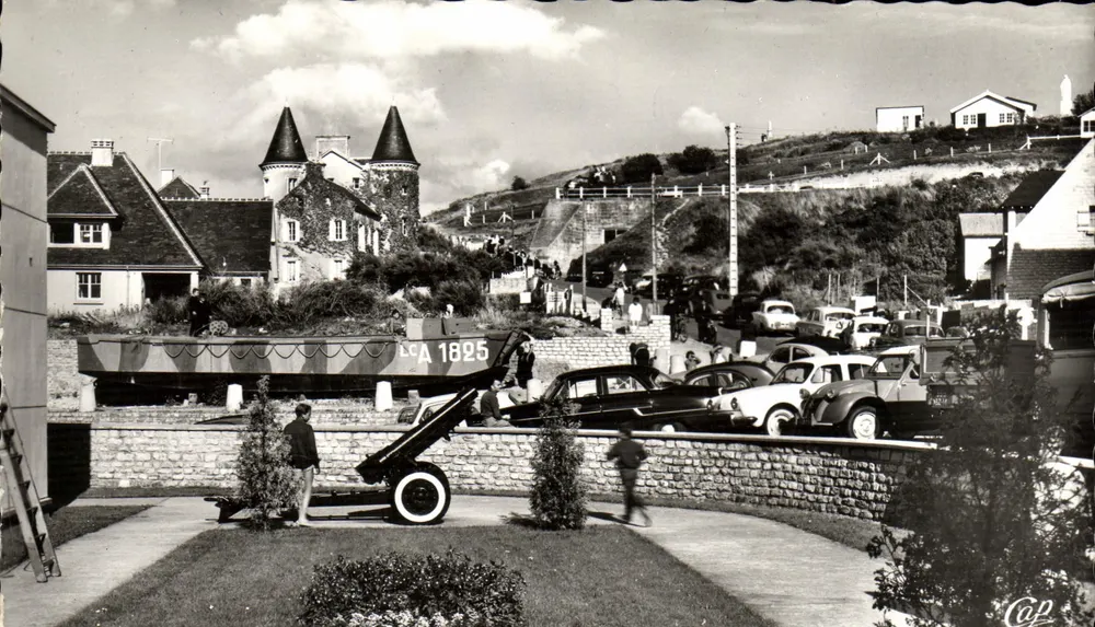 Arromanches-les-Bains — Port de la Libération — Aufnahme vom Museum — permanente Ausstellung zum Landungstag — Verlag Cap - Vorderseite