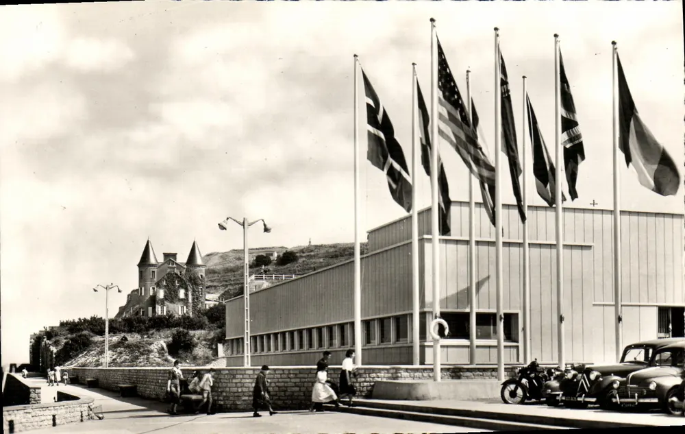 Arromanches-les-Bains — O Museu (F. Carpentier, Arq.) — Foto Verdadeira - Frente