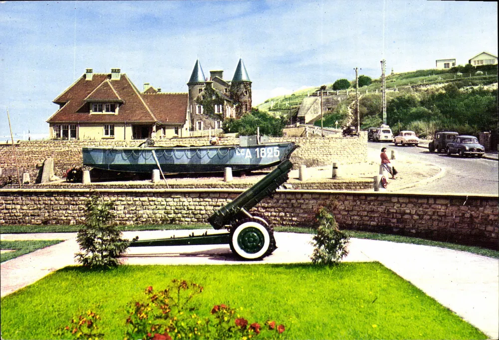 Arromanches (Calvados) — Kanone und Landungsboote - Vorderseite