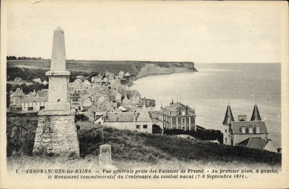 Arromanches-les-Bains — Allgemeiner Blick von den Klippen von Fresné — Gedenkmonument zum Centenar der Seeschlacht (7–8. September 1811) - Vorderseite