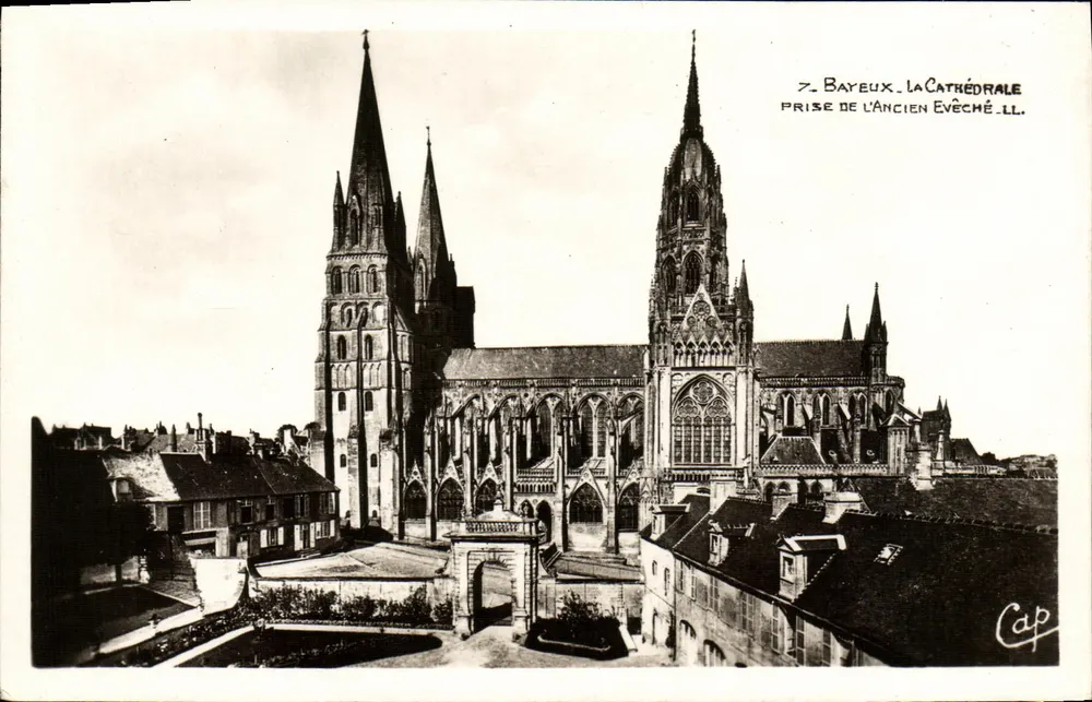 Bayeux - Die Kathedrale von der alten Bischofsresidenz - Cap - Vorderseite