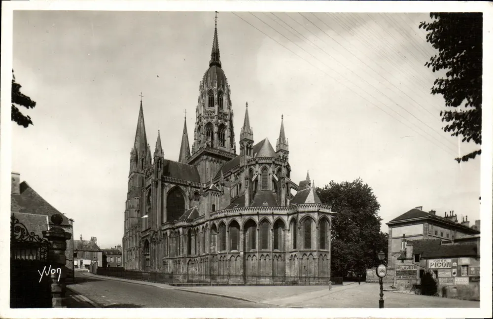 Bayeux — Catedral (a abside) — Les Pattrons d'Anr Yvon, Paris - Frente
