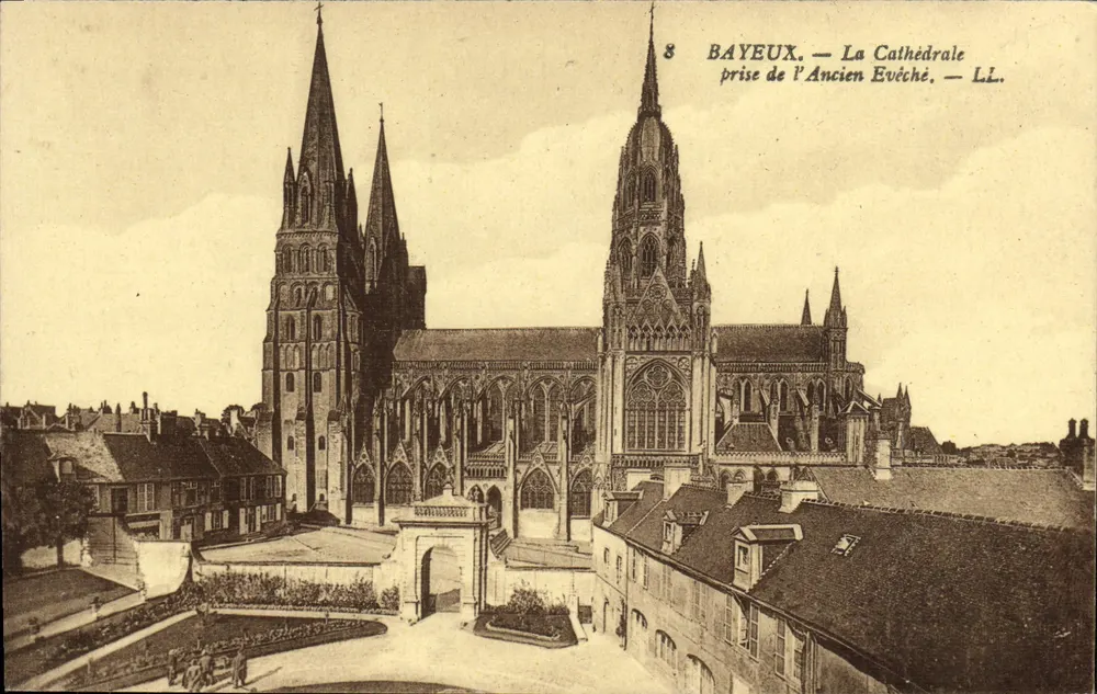 Bayeux — Ansicht der Kathedrale vom alten Bischofspalast — LL. - Vorderseite