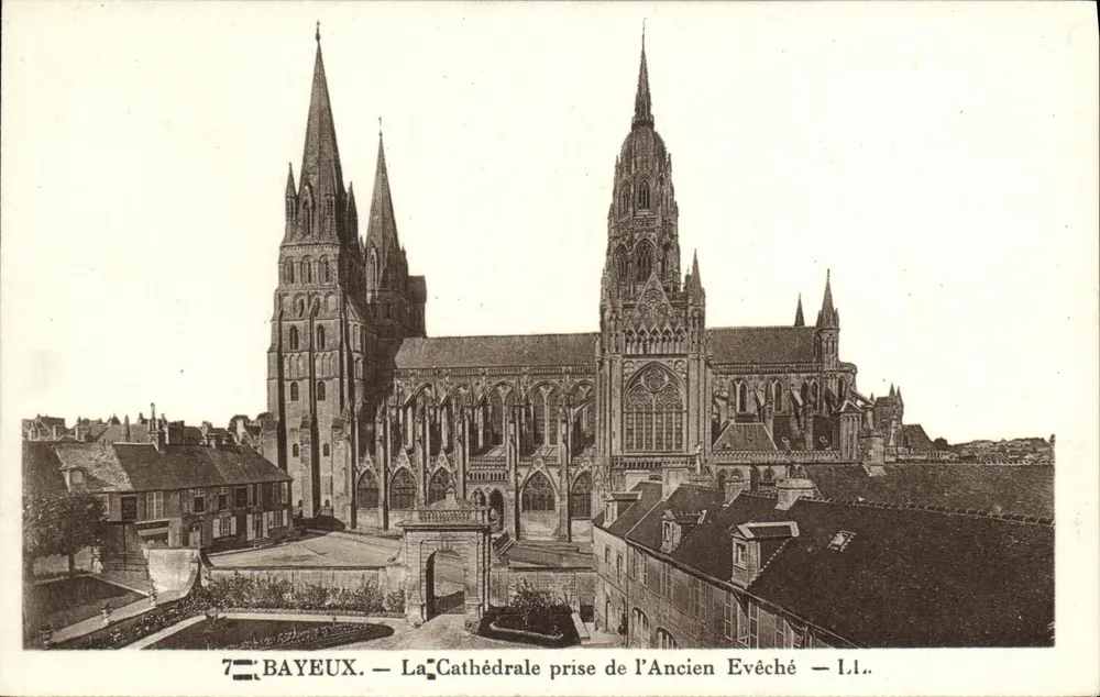 Bayeux — Ansicht der gotischen Kathedrale vom alten Bischofssitz — I.I. - Vorderseite