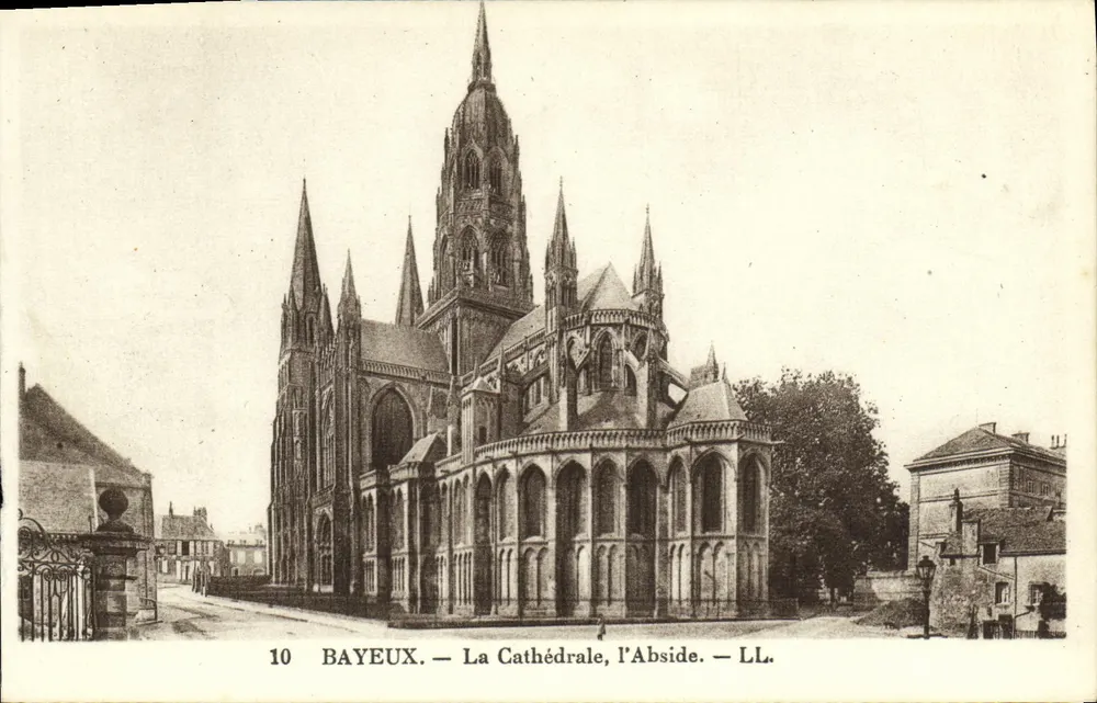 Bayeux — A Catedral, a Abside — LL. - Frente