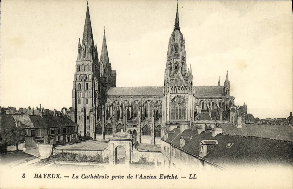 Bayeux — Ansicht der Kathedrale vom alten Bischofssitz — LL - Vorderseite