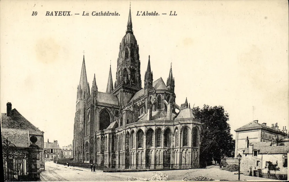 Bayeux — A Catedral. A Abside. — LL - Frente