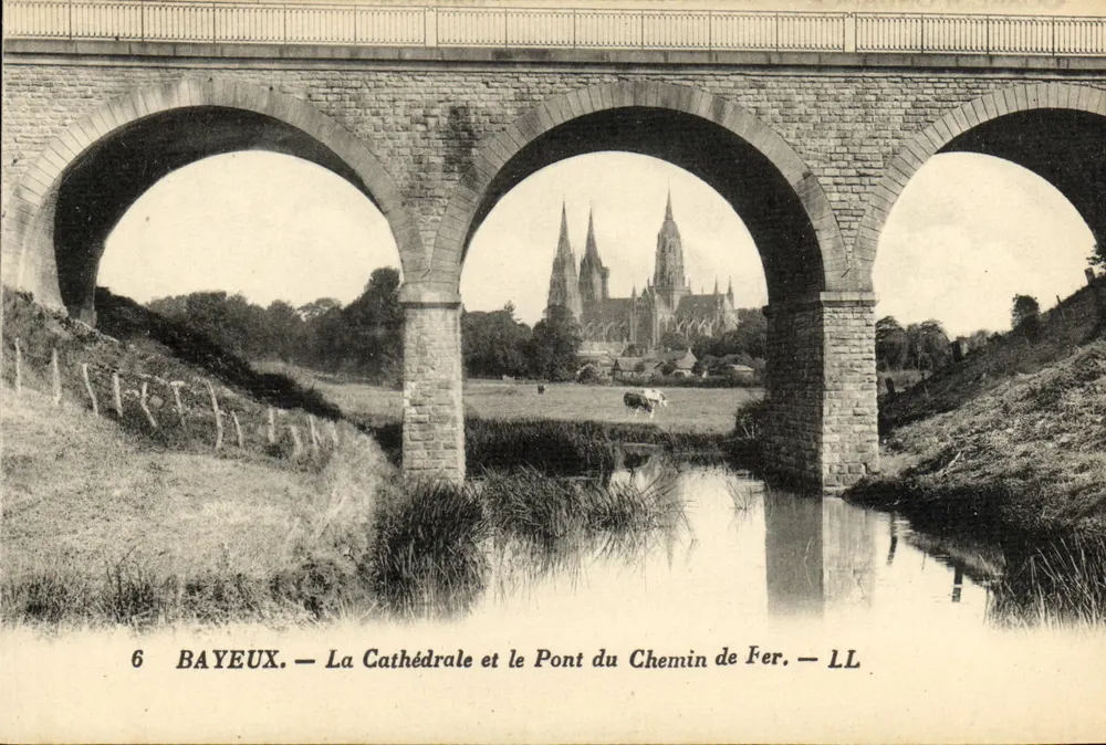 Bayeux — Die Kathedrale und die Eisenbahnbrücke — LL - Vorderseite