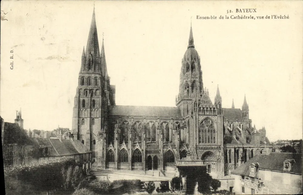 Bayeux — Ensemble de la Cathédrale, vue de l'Evêché — Call. R. D. n°52 - Frente
