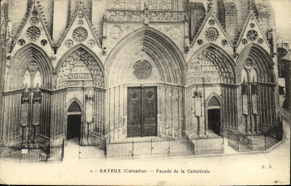 Bayeux (Calvados) — Fachada da Catedral — B.B. - Frente