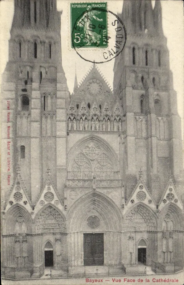 Bayeux — Vista Frontal da Catedral — Jullion Vassal, Novo Bazar e Livraria - Frente