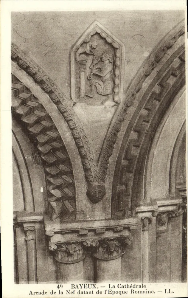 Bayeux — Die Kathedrale. Romanische Arcade der Kirche — LL. - Vorderseite