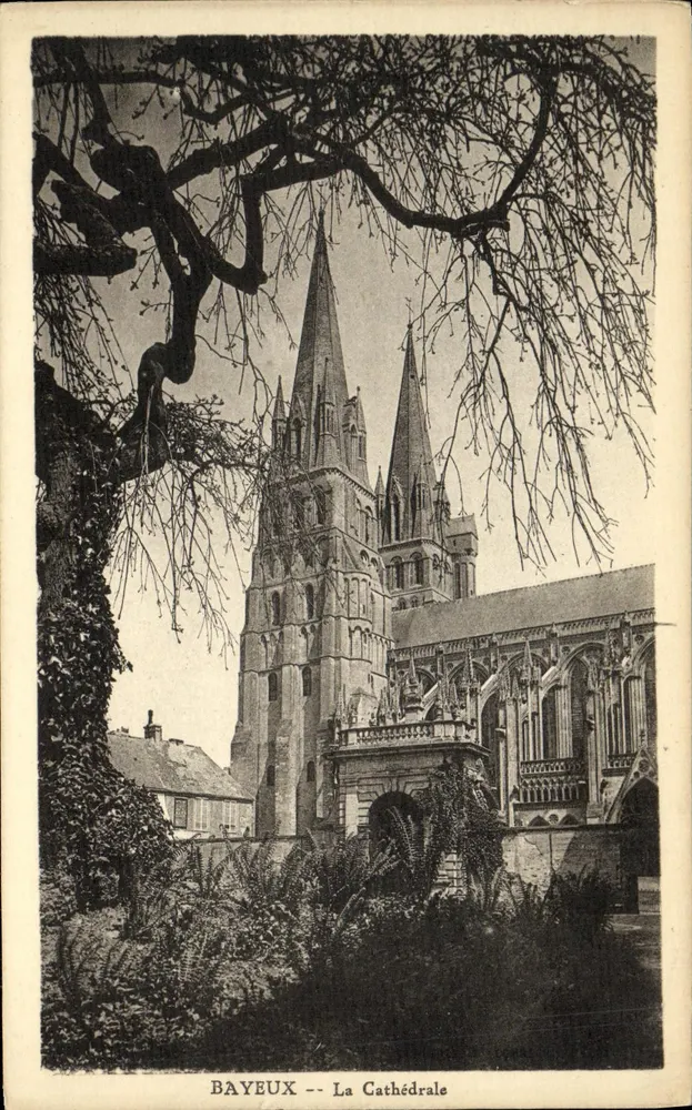 Bayeux — A Catedral — vista enquadrada por galhos de árvore - Frente
