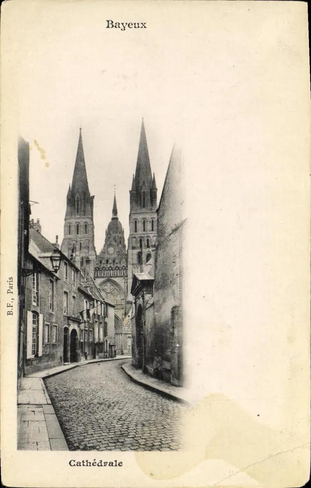 Bayeux — Cathédrale vue depuis une rue pavée — B.F., Paris - Awers
