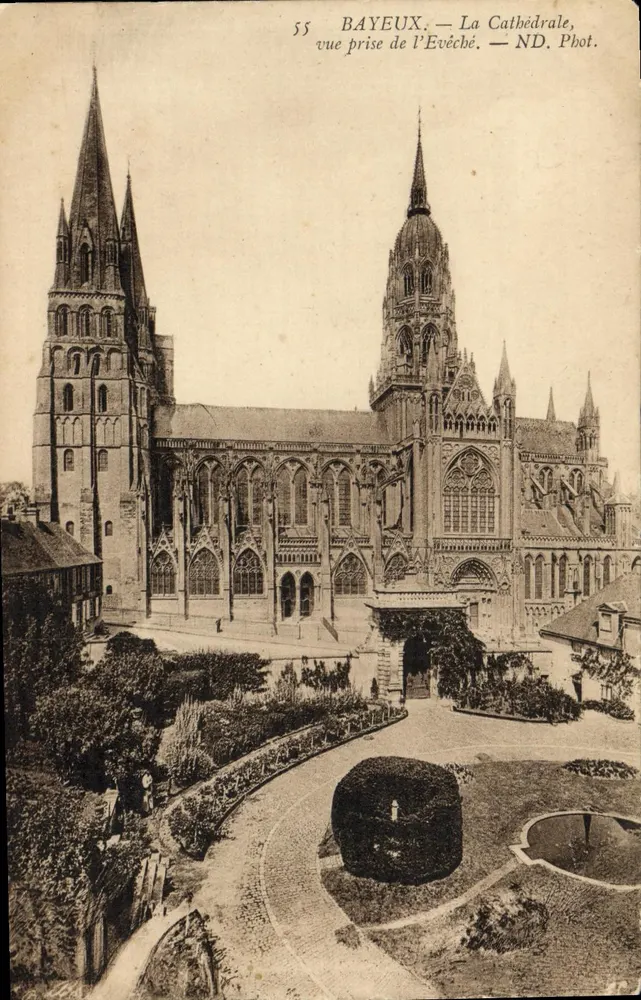Bayeux — Die Kathedrale, Ansicht vom Bischofssitz — ND. Phot. - Vorderseite