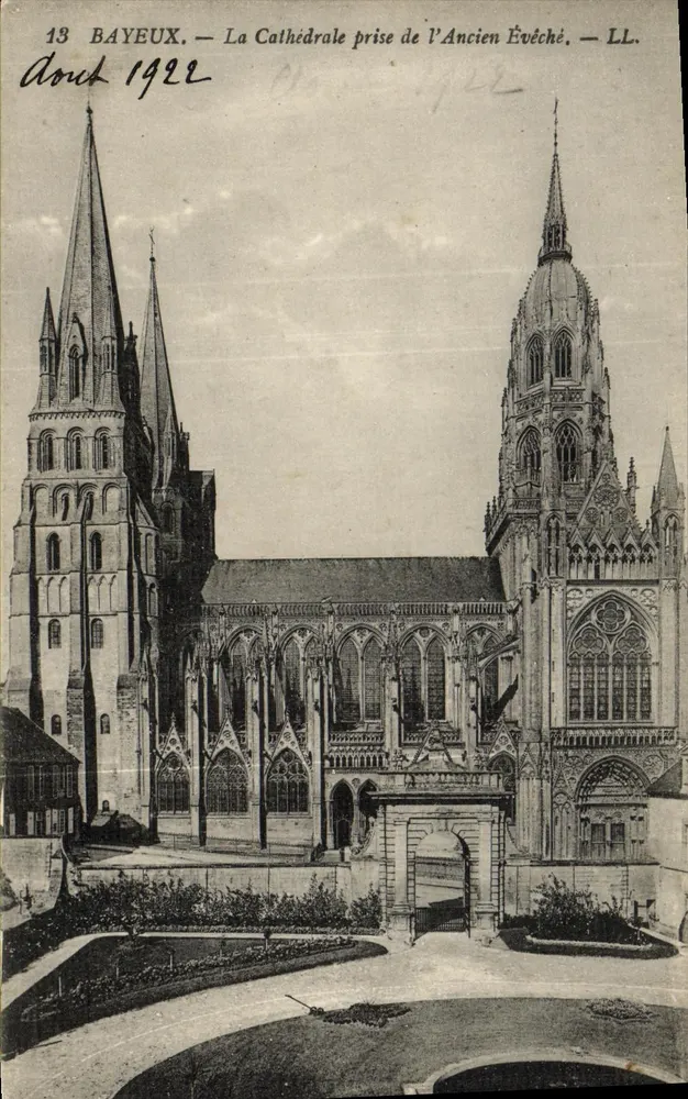 Bayeux — Die Kathedrale vom alten Bischofspalast — LL. — 1922 - Vorderseite
