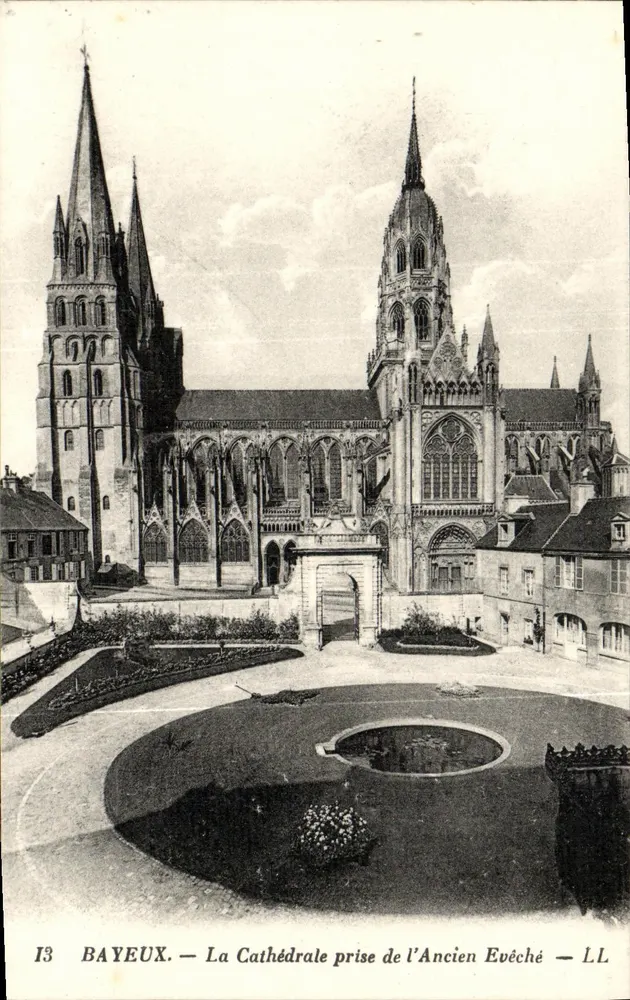 Bayeux — Ansicht der Kathedrale vom Alten Bischofssitz — LL - Vorderseite