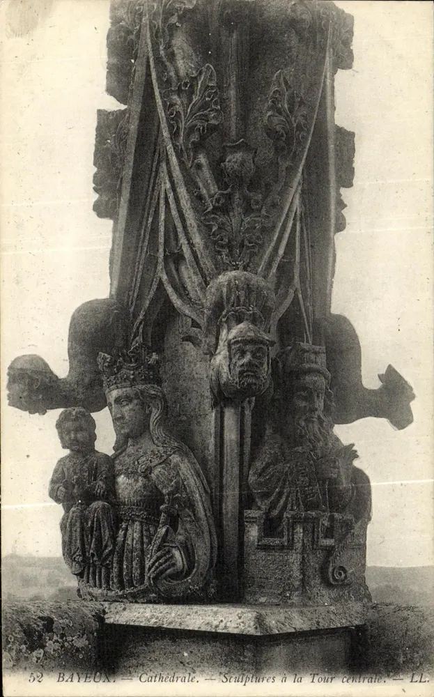 Bayeux — Kathedrale — Skulpturen an der Zentraltürme — LL - Vorderseite