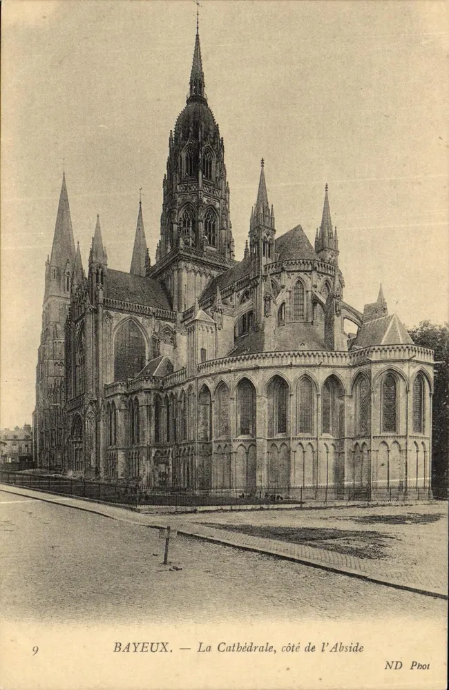 Bayeux — A Catedral, lado da Abside — ND Phot - Frente