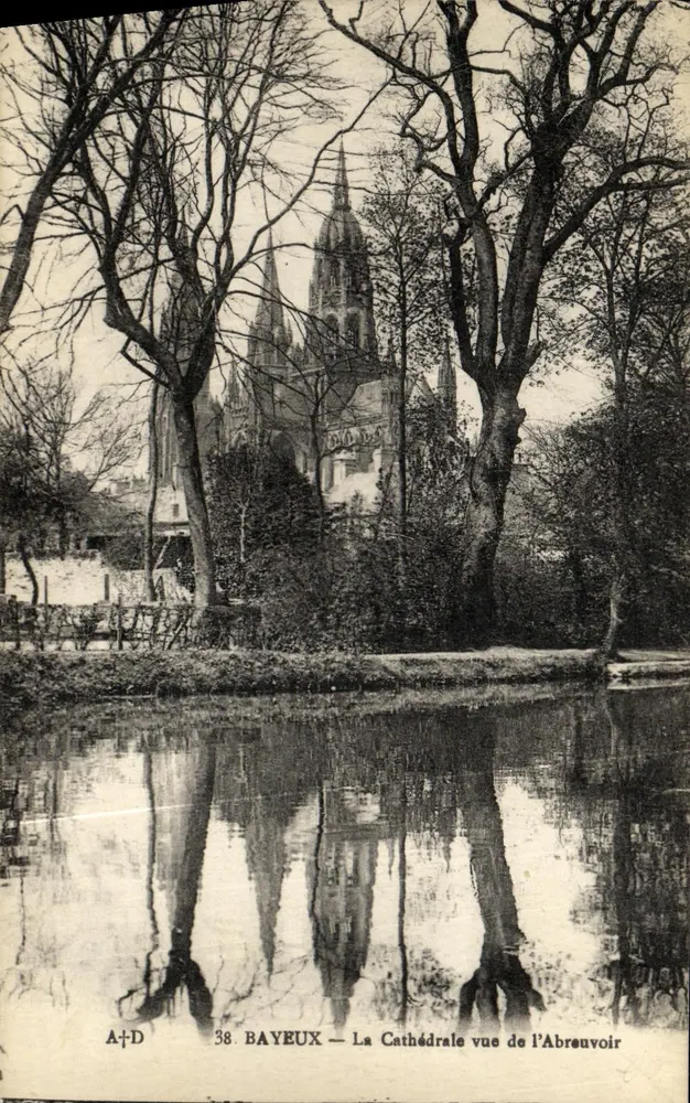 Bayeux — Ansicht der Kathedrale vom Brunnen - Vorderseite