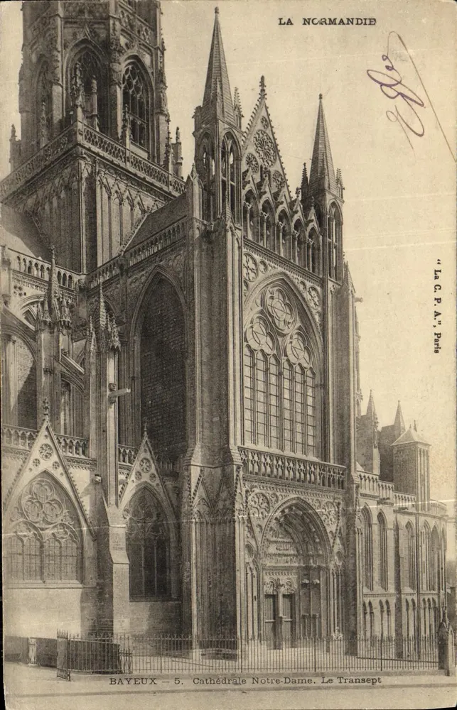 Bayeux — Catedral de Nossa Senhora. O Transepto — La C.P.A., Paris, n°5 - Frente
