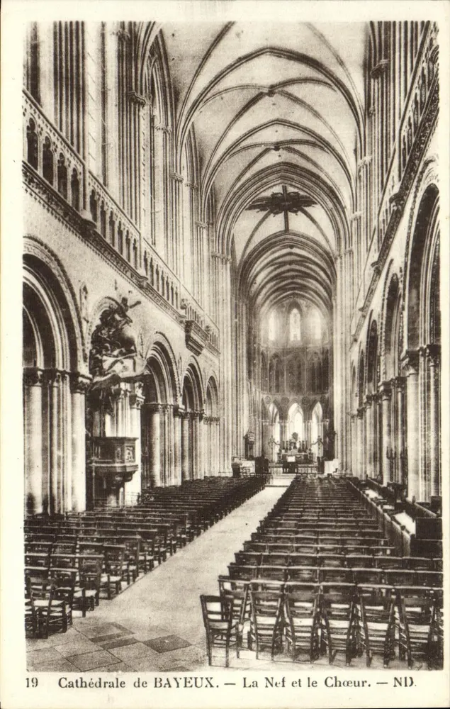 Catedral de BAYEUX — A Nave e o Coro — ND. - Frente