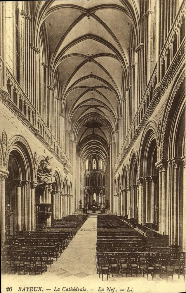 Bayeux — A Catedral — A Nave — Li. - Frente