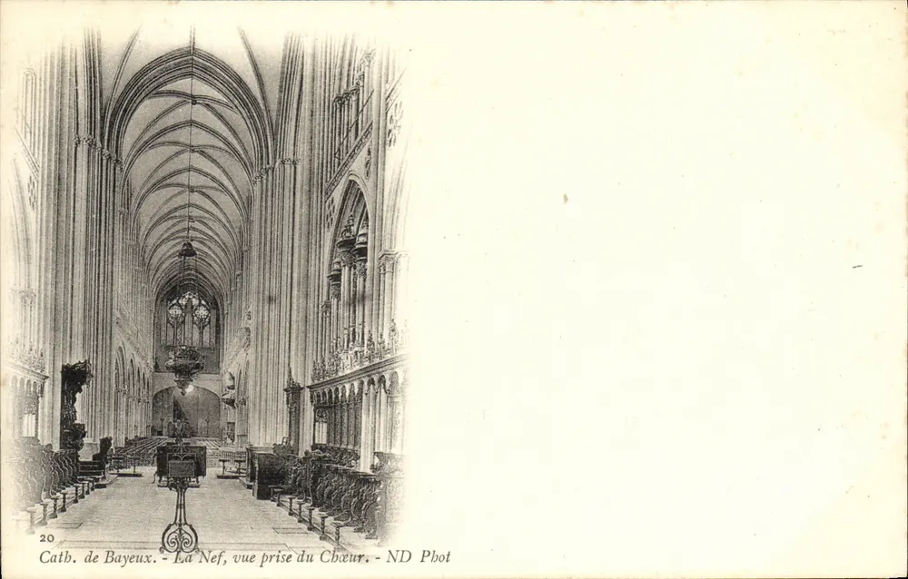 Kathedrale von Bayeux — Die Kirchenschiffansicht vom Chor aus — ND Pbot - Vorderseite