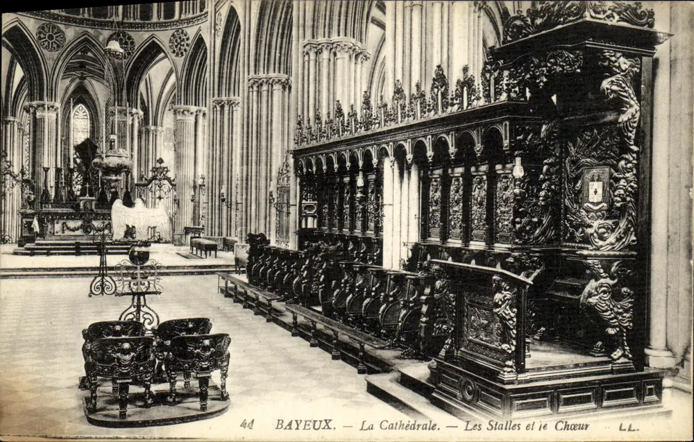 Bayeux — Die Kathedrale — Die Stühle und der Chor - Vorderseite