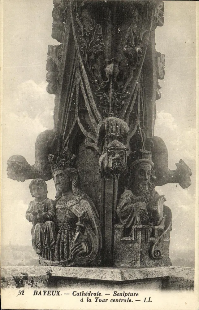 Bayeux — Kathedrale — Skulptur an der Zentraltürme — LL - Vorderseite