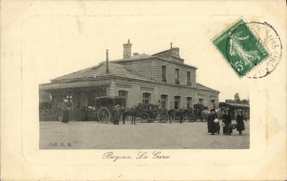 Bayeux, A Estação — vista da estação com carruagens e viajantes — Coll. G.B. - Frente