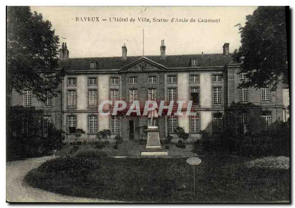 Bayeux — Das Rathaus, Statue von Arcis de Caumont - Vorderseite