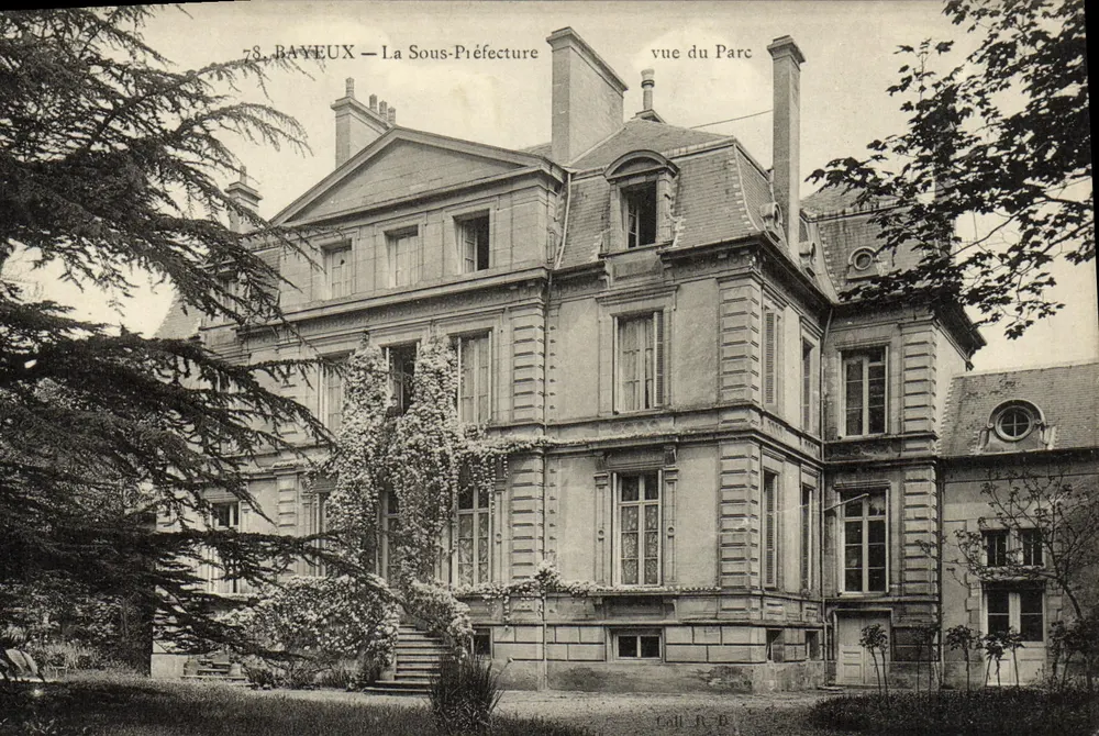 Bayeux — A Subprefeitura — vista do Parque - Frente