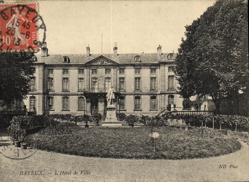 Bayeux — O Hotel de Ville — ND Phot - Frente