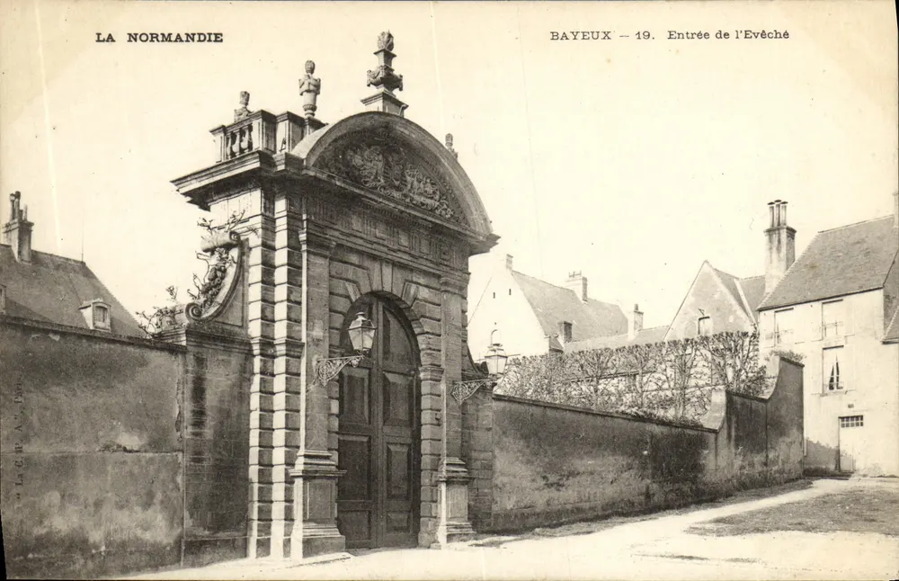 Bayeux — Entrada do Bispo — A Normandia - Frente