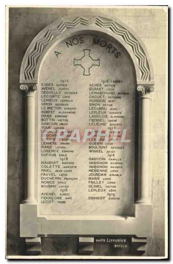 Memorial aos Mortos — Lista dos nomes dos soldados mortos em 1914-1918 — Foto Lefruntier, Bayeux - Frente