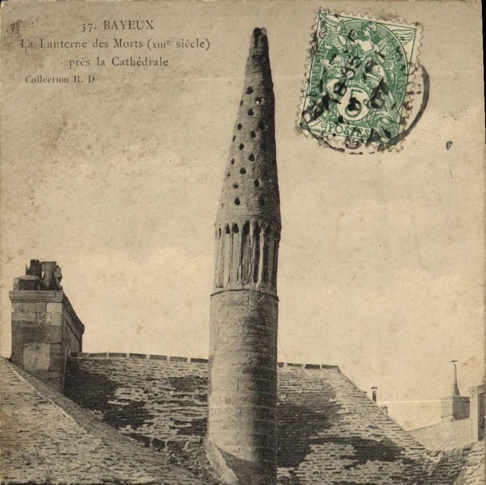 Bayeux — Die Lanterne der Toten (13. Jahrhundert) nahe der Kathedrale — Sammlung R. D - Vorderseite