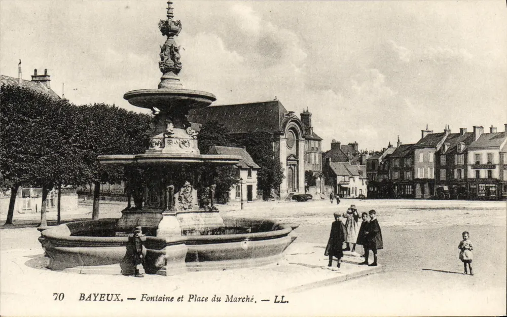 Bayeux — Fontäne und Marktplatz — LL. - Vorderseite