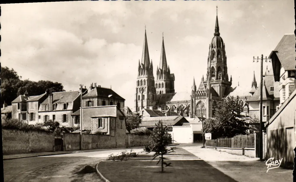 Bayeux (Calvados) — Boulevard Sadi-Carnot en de Kathedraal — Edities GABY - Voorkant