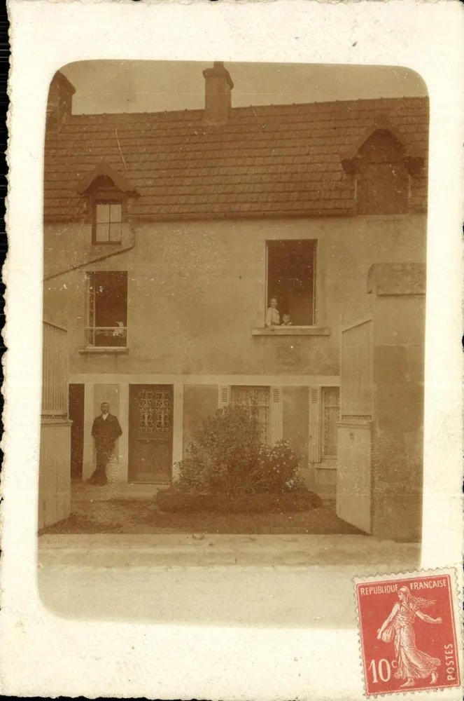Familia frente a la casa — Bayeux ? — editor desconocido - Anverso