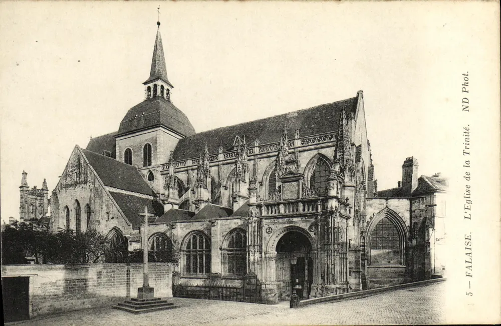 FALAISE — Die Kirche der Dreifaltigkeit — Phot. ND - Vorderseite
