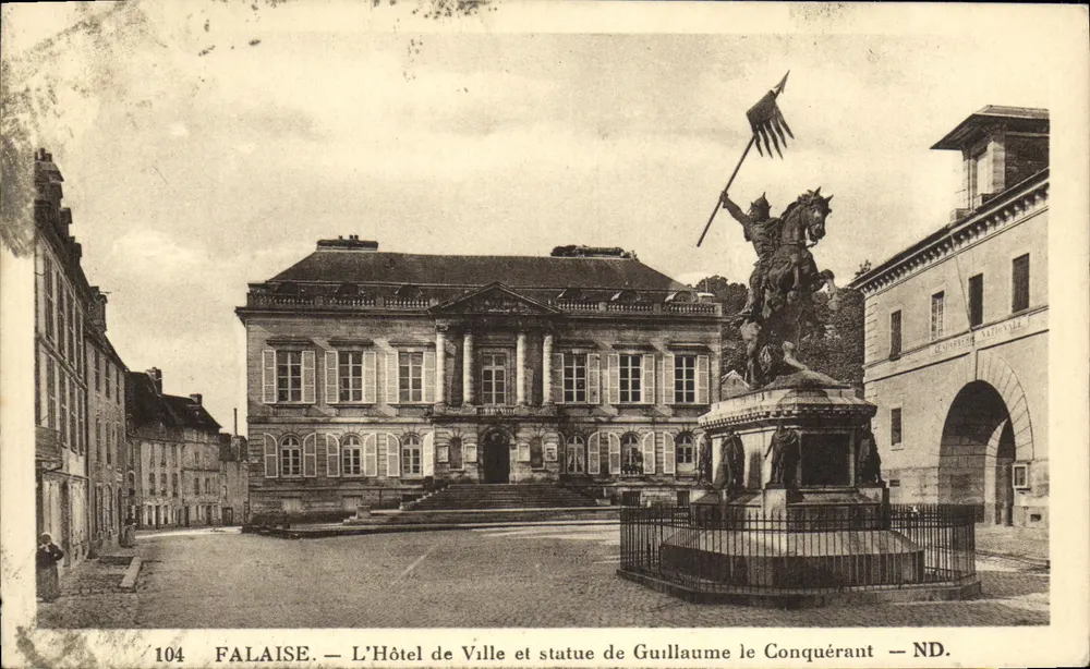 FALAISE — Das Rathaus und Statue Wilhelms des Eroberers — ND. - Vorderseite
