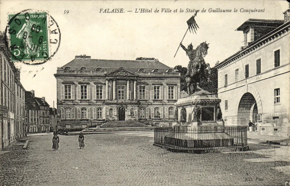 FALAISE — Das Rathaus und die Statue Wilhelms des Eroberers — ND. Foto. - Vorderseite